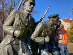 252454823_578507333256581_3693860246182259496_n.jpg-Zdewastowany pomnik J. Piłsudskiego