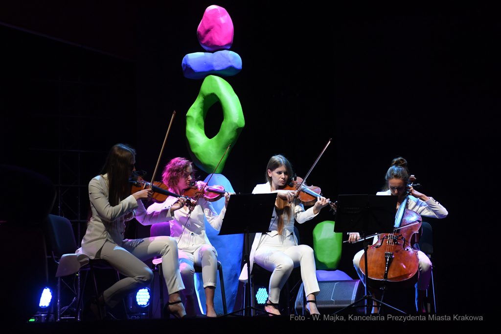 011jpg.jpg-Kongrers Open Eyes Economy Summit  Autor: W. Majka