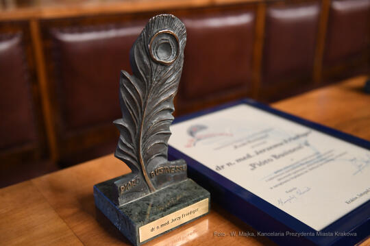 011jpg.jpg-Pióro Biznesu