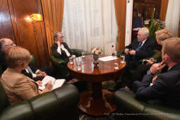 033jpg.jpg-Ambasador Anna Clunes