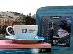 Biblioteka Kraków: 
Biblioteka Kraków we współpracy z Coffee Pro po raz  kolejny gra z WOŚP!
Przygotowaliśmy trzy pakiety obejmujące: 
•	urokliwą filiżankę Biblioteki Kraków z podstawką, 
•	paczkę świ