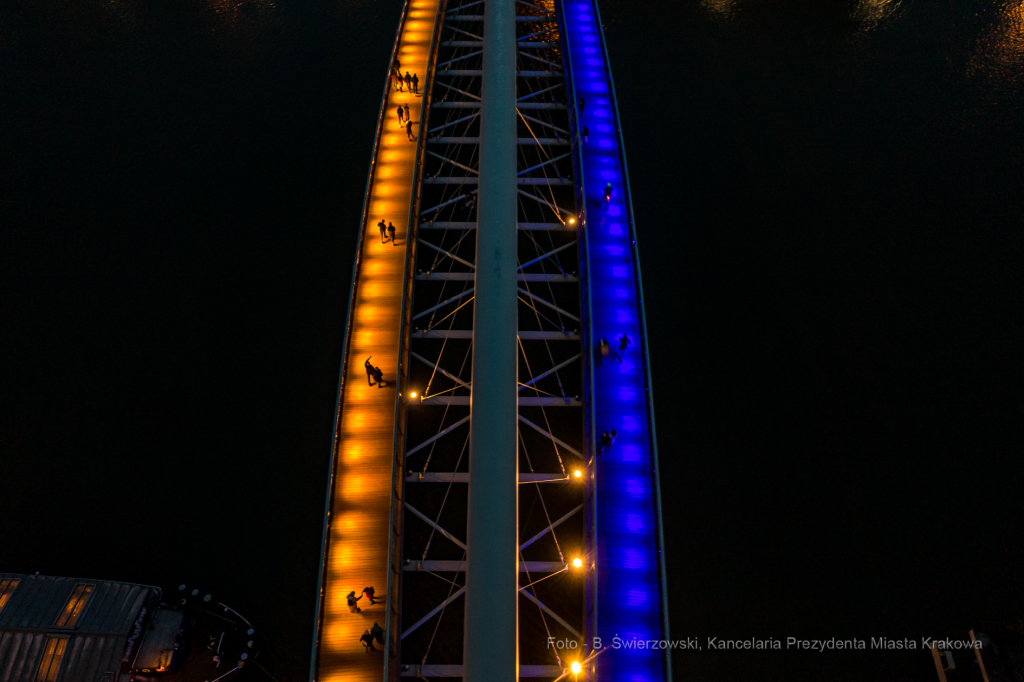 bs_220220_0103.jpg-Podświetlenia, Ukraina, Marsz  Autor: B. Świerzowski