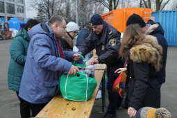 zdjęcie 26.02.2022, 10 44 04.jpg-Drugi dzień zbiórki darów dla Lwowa