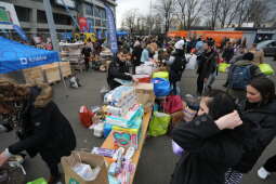 zdjęcie 26.02.2022, 13 40 40.jpg-Drugi dzień zbiórki darów dla Lwowa