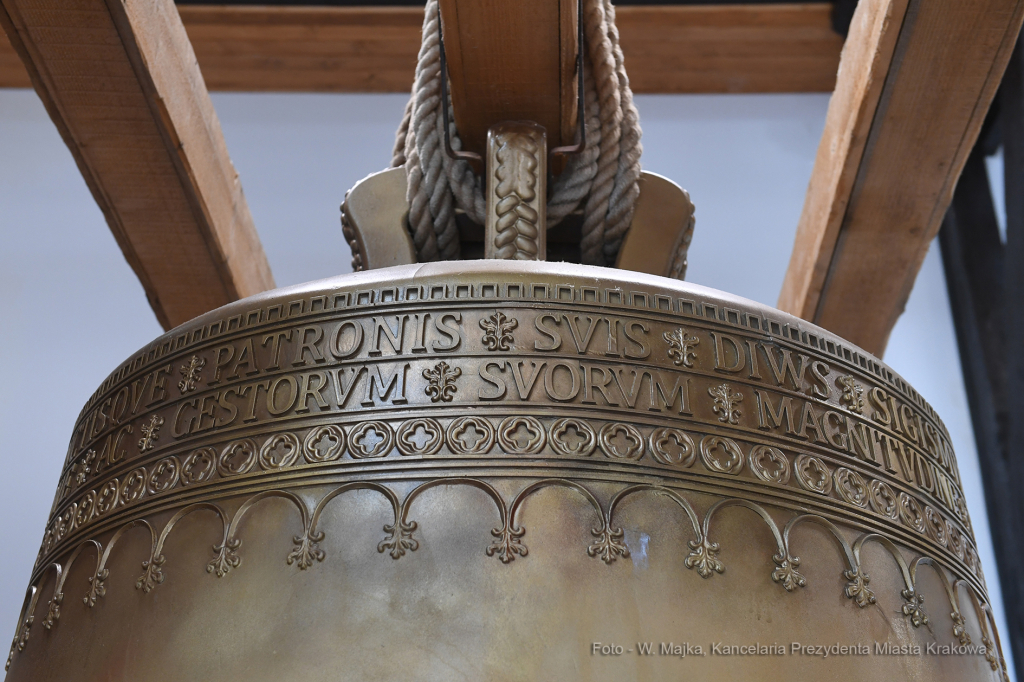 022jpg.jpg-Przekazanie repliki Dzwonu Zygmunta zwycięzcy licytacji  Autor: W. Majka