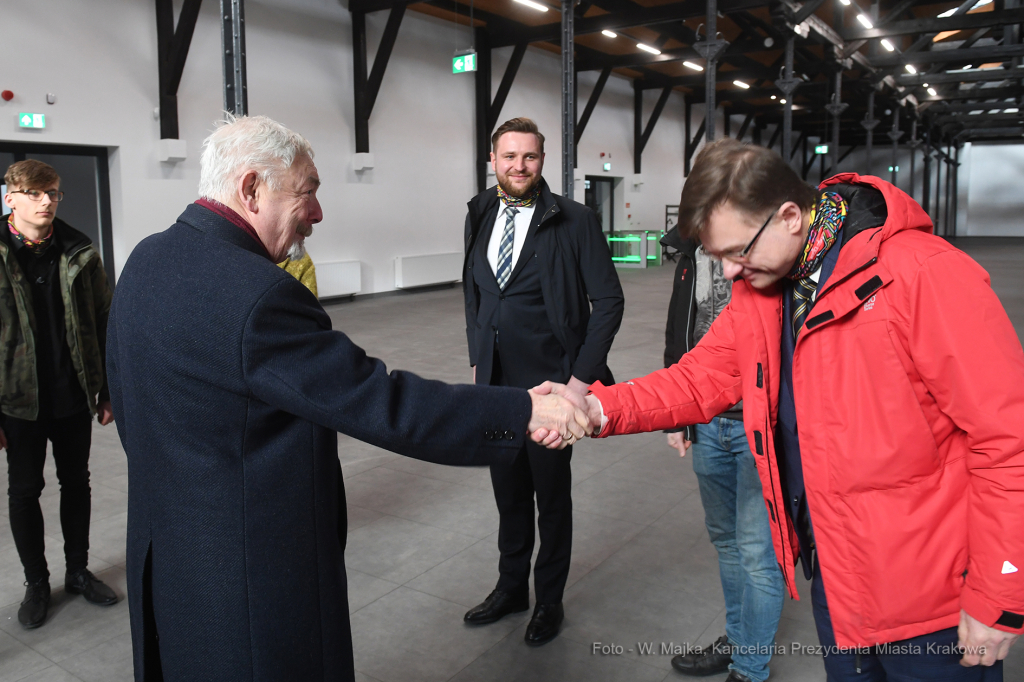 044jpg.jpg-Przekazanie repliki Dzwonu Zygmunta zwycięzcy licytacji  Autor: W. Majka