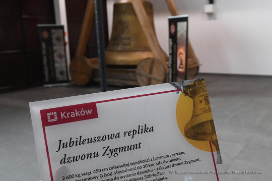 088jpg.jpg-Przekazanie repliki Dzwonu Zygmunta zwycięzcy licytacji