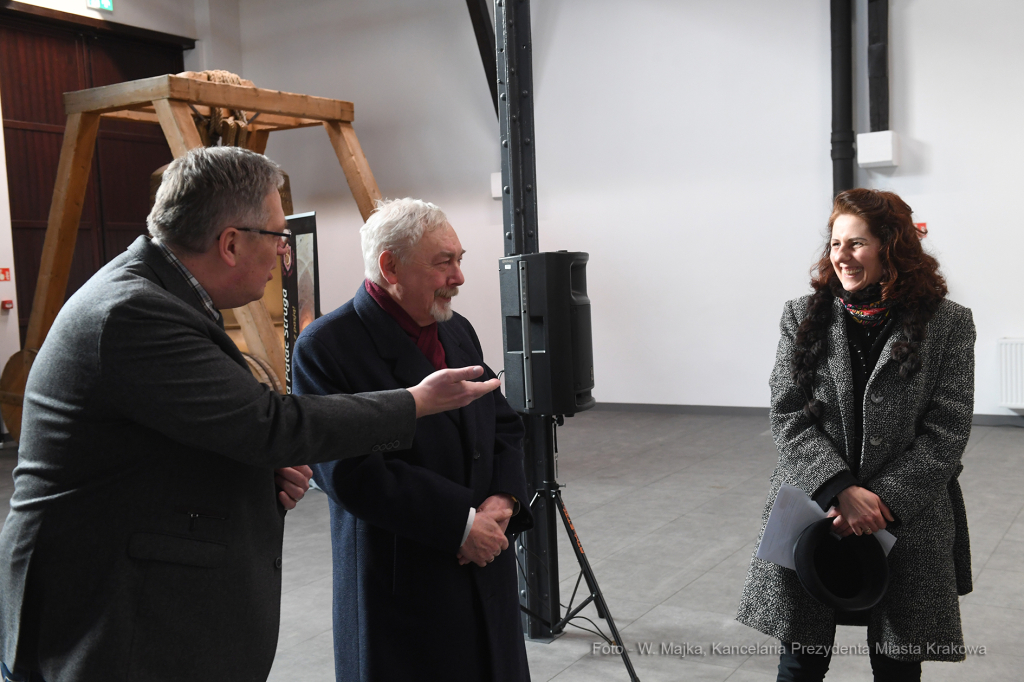 099jpg.jpg-Przekazanie repliki Dzwonu Zygmunta zwycięzcy licytacji  Autor: W. Majka