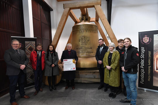 1010jpg.jpg-Przekazanie repliki Dzwonu Zygmunta zwycięzcy licytacji