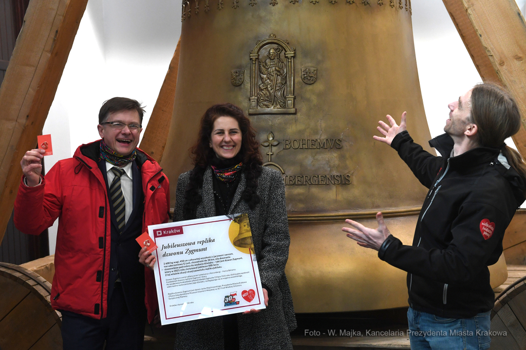1212jpg.jpg-Przekazanie repliki Dzwonu Zygmunta zwycięzcy licytacji  Autor: W. Majka