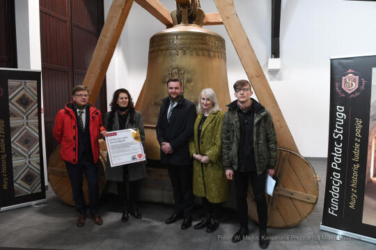 1313jpg.jpg-Przekazanie repliki Dzwonu Zygmunta zwycięzcy licytacji