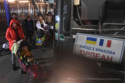 044jpg.jpg-Wyjazd uchodźców z Krakowa do Orleanu