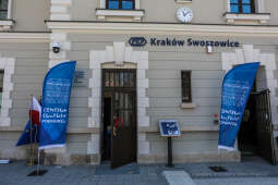 bs_220321_2306.jpg-Otwarcie Stacji Kolejowej Kraków Swoszowice, zwiedzanie Klubu Kultury CKP