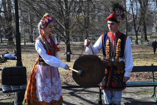 1313jpg.jpg-Spotkanie przy Drzewie Poezji w 1. rocznicę śmierci Adama Zagajewskiego