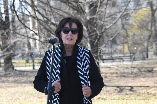 1414jpg.jpg-Spotkanie przy Drzewie Poezji w 1. rocznicę śmierci Adama Zagajewskiego