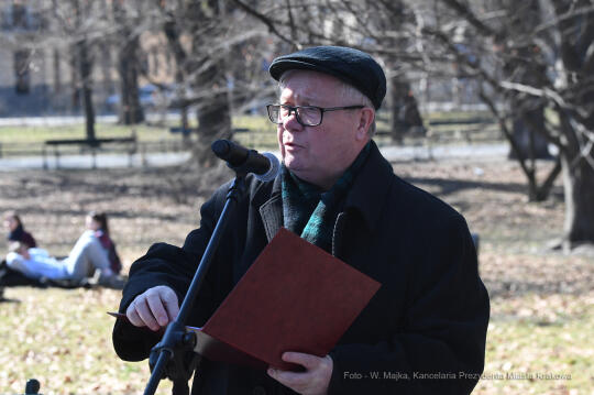 1919jpg.jpg-Spotkanie przy Drzewie Poezji w 1. rocznicę śmierci Adama Zagajewskiego