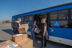autobus dla lwowa - pakowanie darów.jpg-Kraków przekaże miastu Lwów pięć autobusów