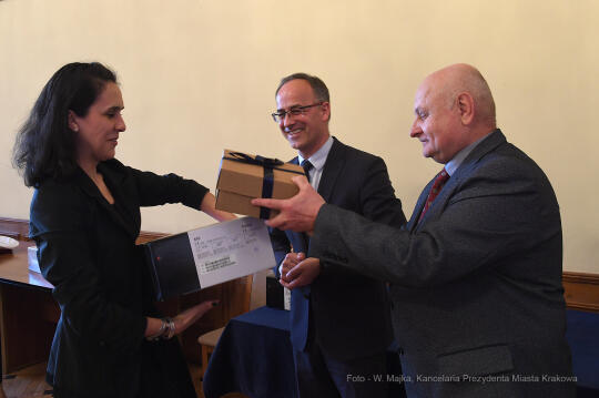 1212jpg.jpg-Defibrylatory