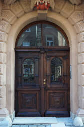 portal i drzwi wejściowe po konserwacji.jpg-kamienica pod głową