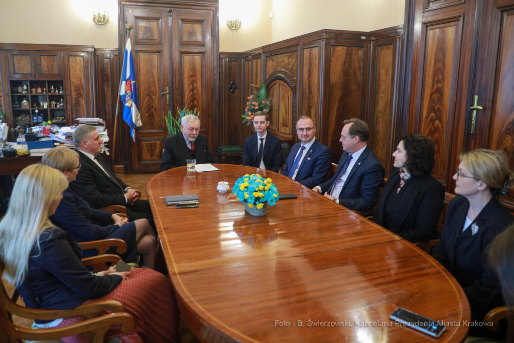 bs_220409_6158.jpg-Minister, Chorwacja, Majchrowski, Wizyta, Gabinet  Autor: B. Świerzowski