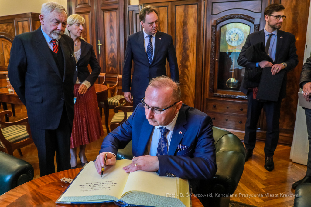 bs_220409_6247.jpg-Minister, Chorwacja, Majchrowski, Wizyta, Gabinet  Autor: B. Świerzowski