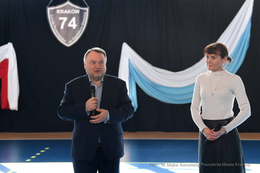 1313jpg.jpg-hali sportowej przy Szkole Podstawowej nr 74, ul. Branicka  Autor: W. Majka