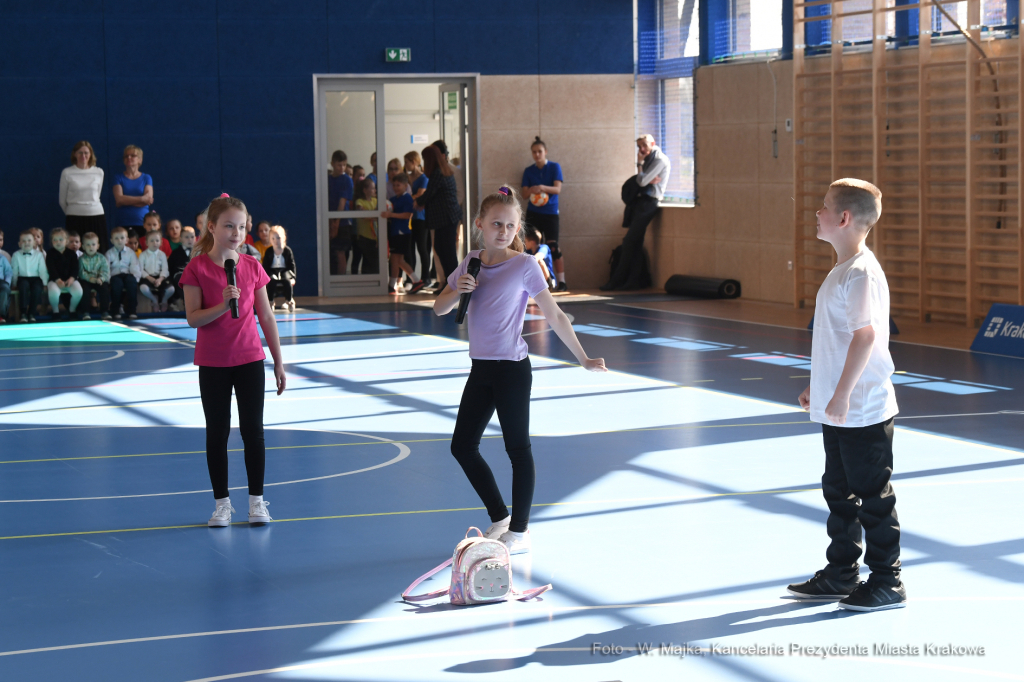 1616jpg.jpg-hali sportowej przy Szkole Podstawowej nr 74, ul. Branicka  Autor: W. Majka