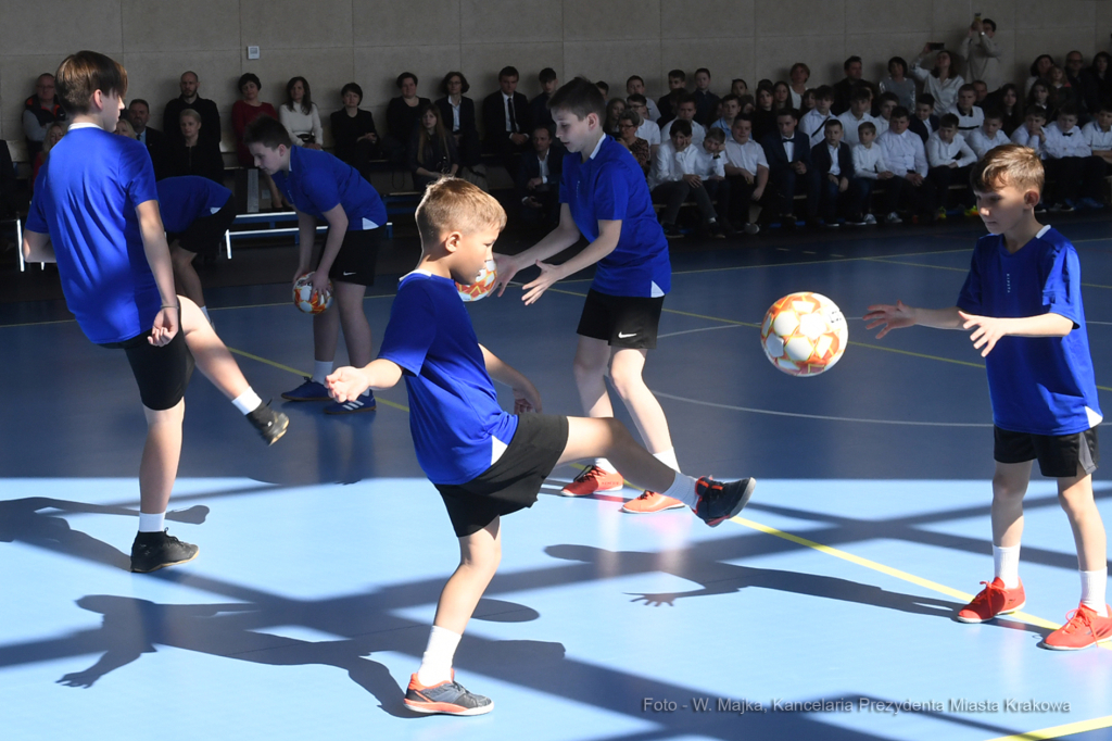 2222jpg.jpg-hali sportowej przy Szkole Podstawowej nr 74, ul. Branicka  Autor: W. Majka