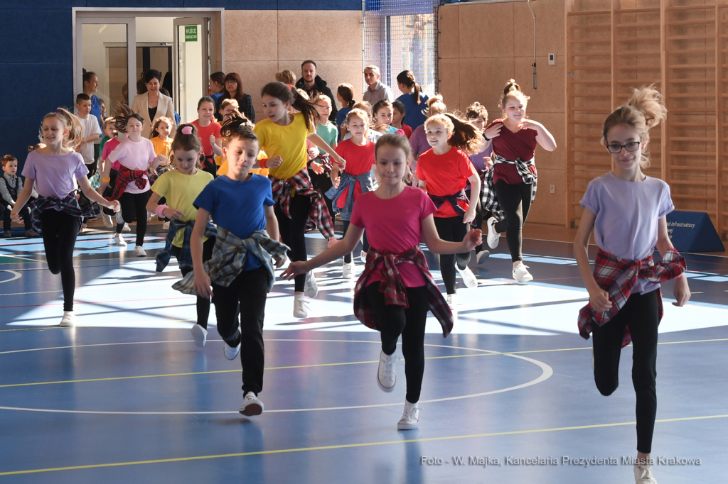 2525jpg.jpg-hali sportowej przy Szkole Podstawowej nr 74, ul. Branicka  Autor: W. Majka