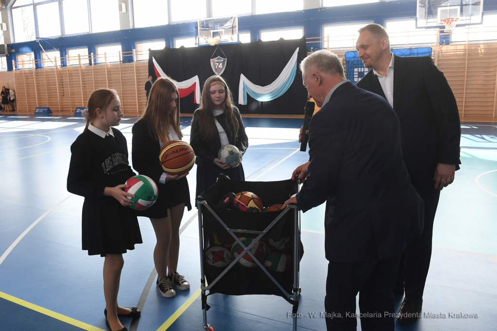 3232jpg.jpg-hali sportowej przy Szkole Podstawowej nr 74, ul. Branicka  Autor: W. Majka