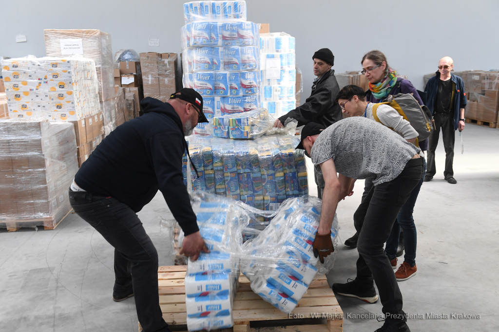 2222jpg.jpg-Wielkanocna pomoc mieszkańców Krakowa dla Polaków we Lwowie  Autor: W. Majka