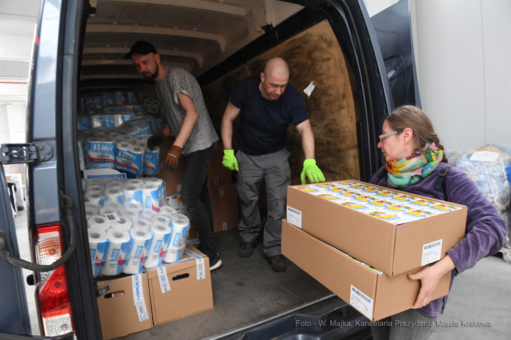 2424jpg.jpg-Wielkanocna pomoc mieszkańców Krakowa dla Polaków we Lwowie  Autor: W. Majka