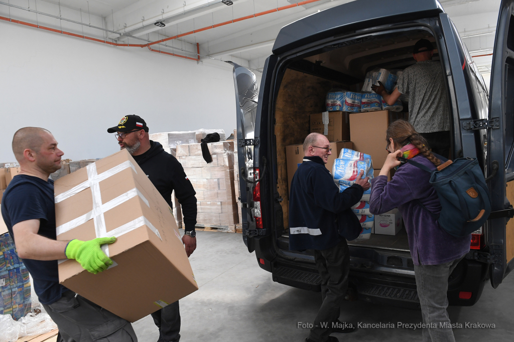 2626jpg.jpg-Wielkanocna pomoc mieszkańców Krakowa dla Polaków we Lwowie  Autor: W. Majka