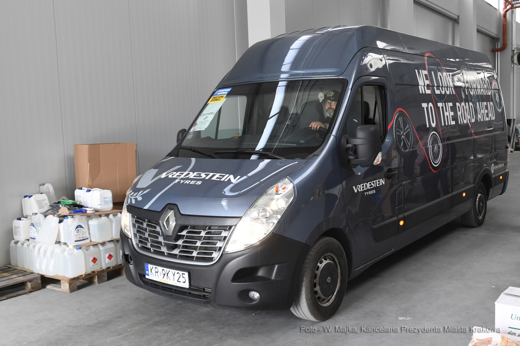 2828jpg.jpg-Wielkanocna pomoc mieszkańców Krakowa dla Polaków we Lwowie  Autor: W. Majka