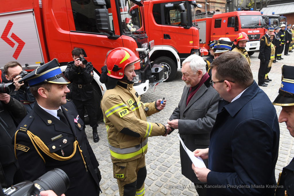 1616jpg.jpg-Wręczenie promes oraz decyzji o przyznaniu świadczeń ratowniczych,  Autor: W. Majka