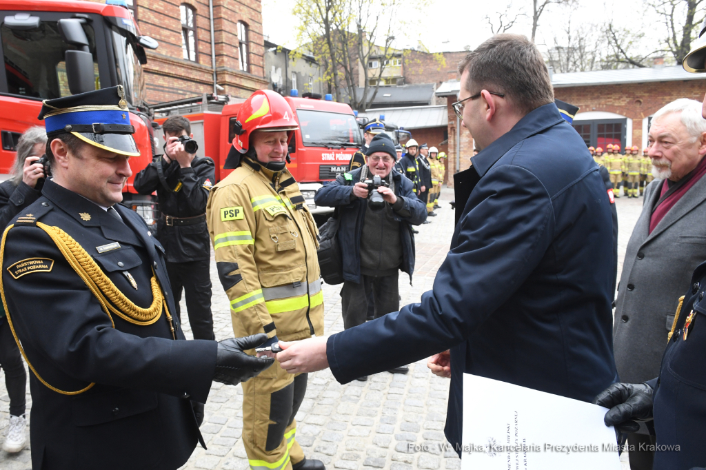 1717jpg.jpg-Wręczenie promes oraz decyzji o przyznaniu świadczeń ratowniczych,  Autor: W. Majka