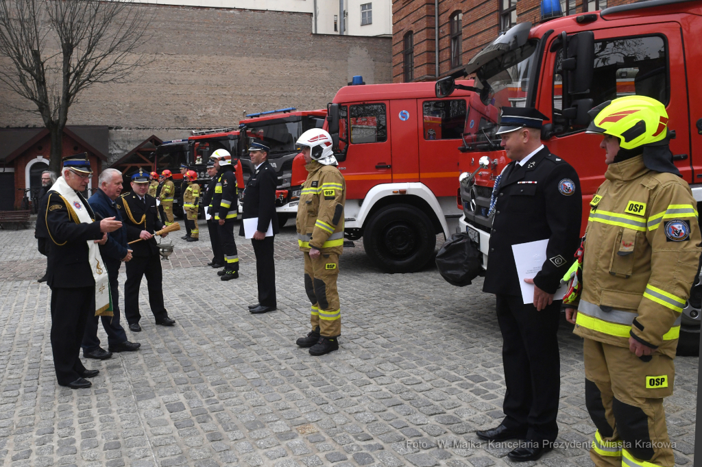 2222jpg.jpg-Wręczenie promes oraz decyzji o przyznaniu świadczeń ratowniczych,  Autor: W. Majka