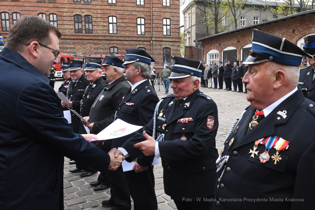 2525jpg.jpg-Wręczenie promes oraz decyzji o przyznaniu świadczeń ratowniczych,  Autor: W. Majka