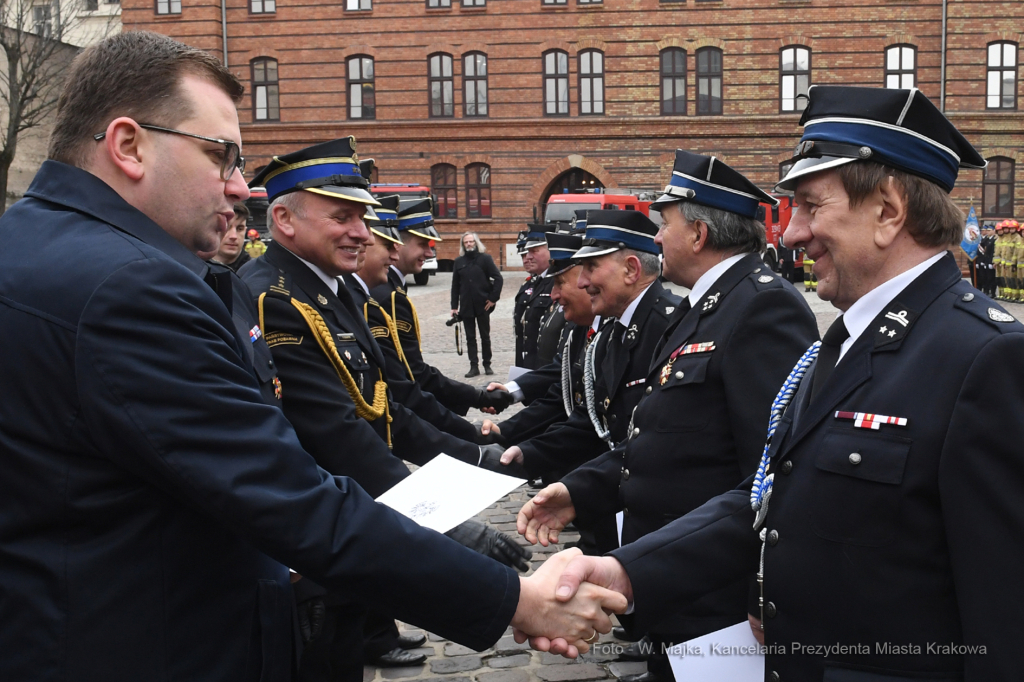 2626jpg.jpg-Wręczenie promes oraz decyzji o przyznaniu świadczeń ratowniczych,  Autor: W. Majka