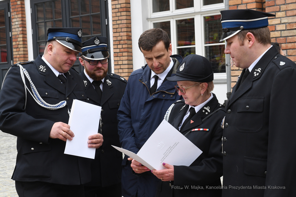 2828jpg.jpg-Wręczenie promes oraz decyzji o przyznaniu świadczeń ratowniczych,  Autor: W. Majka
