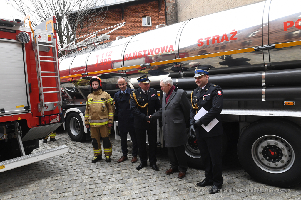 3333jpg.jpg-Wręczenie promes oraz decyzji o przyznaniu świadczeń ratowniczych,  Autor: W. Majka