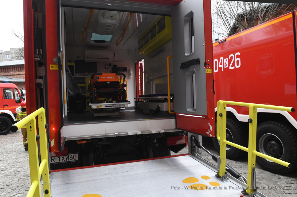 3434jpg.jpg-Wręczenie promes oraz decyzji o przyznaniu świadczeń ratowniczych,  Autor: W. Majka