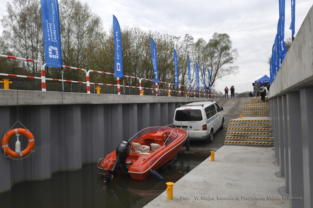 011jpg.jpg-Otwarcie pierwszego w Krakowie slipu do wodowania i wyciągania  Autor: W. Majka