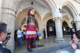 1919jpg.jpg-spotkanie z Little Amal, w ramach międzynarodowej inicjatywy kulturalno-charytatywnej