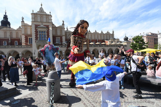 2121jpg.jpg-spotkanie z Little Amal, w ramach międzynarodowej inicjatywy kulturalno-charytatywnej