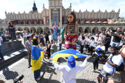 2323jpg.jpg-spotkanie z Little Amal, w ramach międzynarodowej inicjatywy kulturalno-charytatywnej