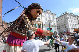 2525jpg.jpg-spotkanie z Little Amal, w ramach międzynarodowej inicjatywy kulturalno-charytatywnej