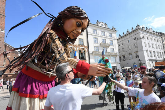 2525jpg.jpg-spotkanie z Little Amal, w ramach międzynarodowej inicjatywy kulturalno-charytatywnej