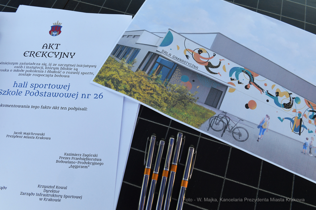 066jpg.jpg-Wmurowanie kamienia węgielnego pod budowę hali sportowej przy Szkole Podstawowej nr 26  Autor: W. Majka