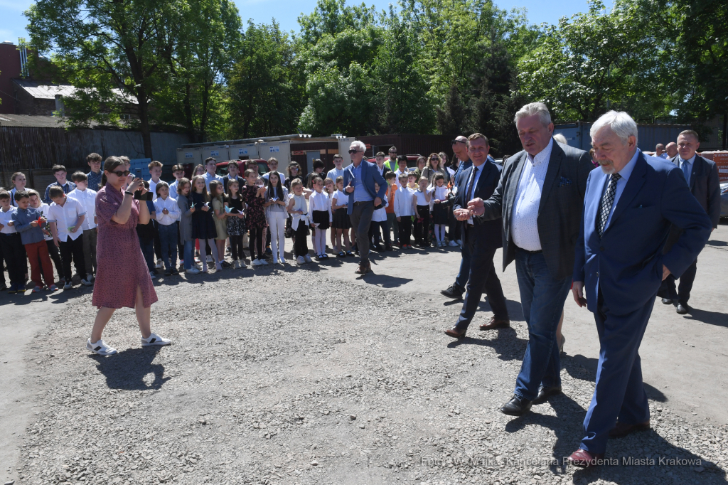 077jpg.jpg-Wmurowanie kamienia węgielnego pod budowę hali sportowej przy Szkole Podstawowej nr 26  Autor: W. Majka